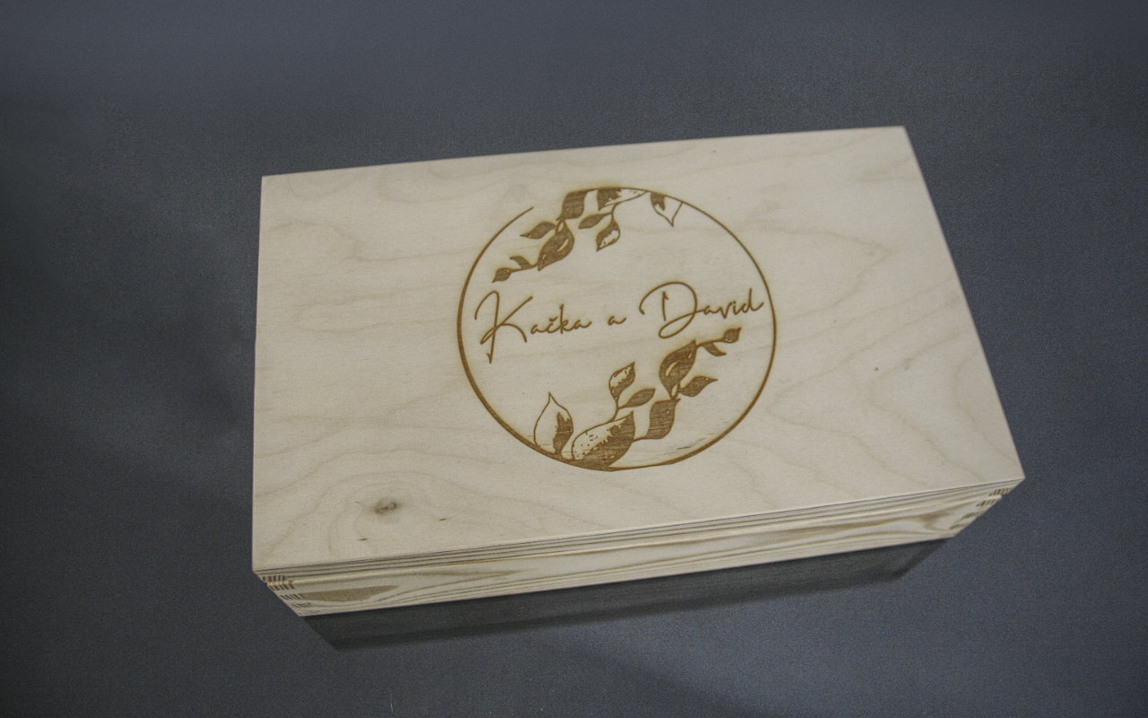 ukázka vygravírovaného nápisu na dárkové krabičce