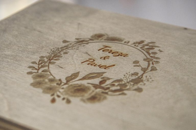 obrázek gravírování do koženého obalu