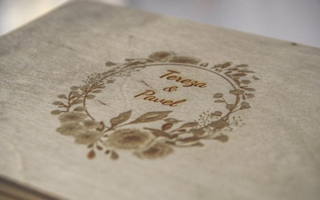 obrázek gravírování do koženého obalu