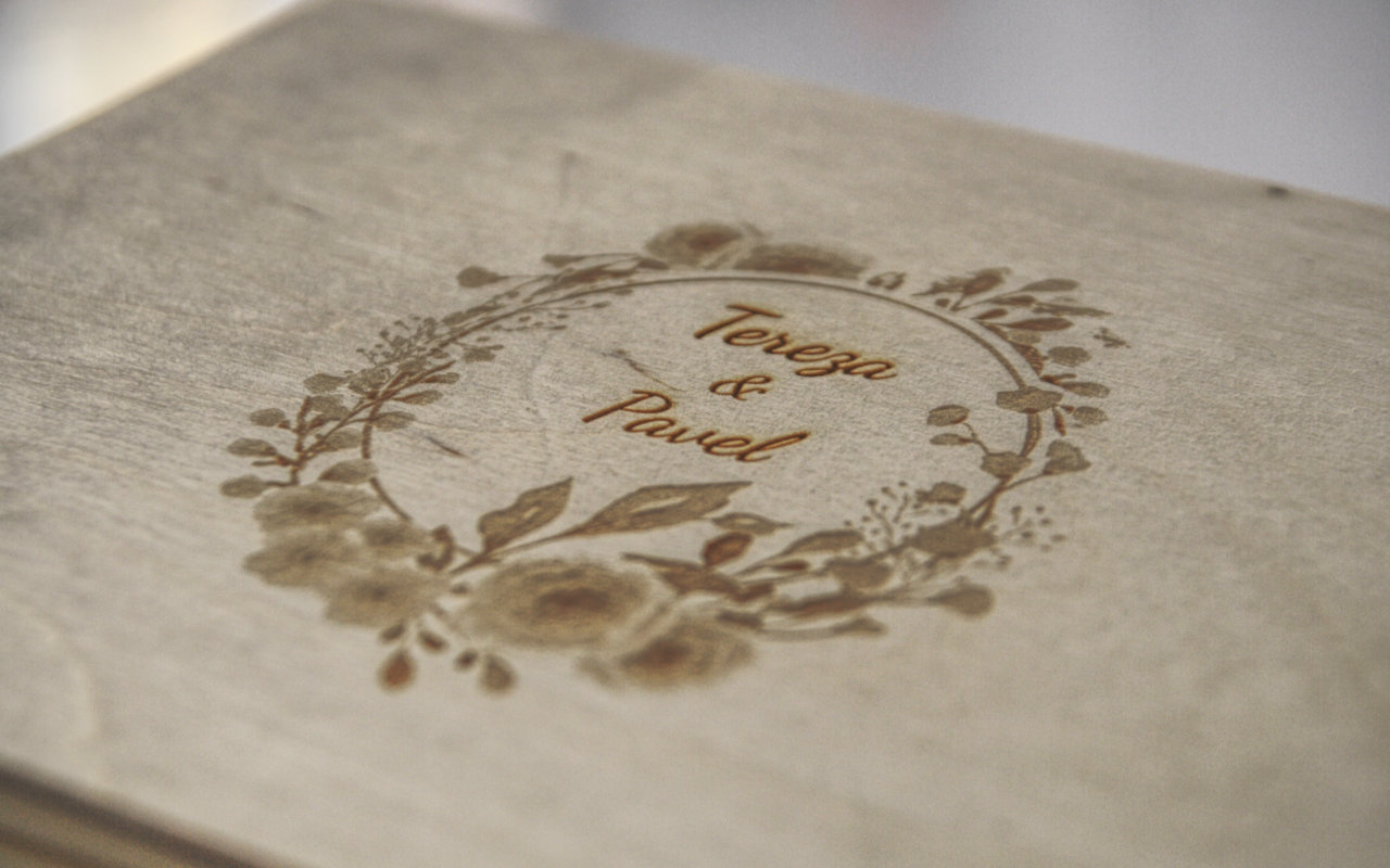 obrázek gravírování do koženého obalu