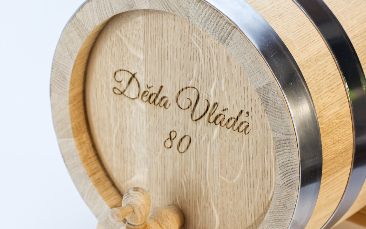 Dubový soudek s gravírováním na míru 1-10 litrů 2 Obrázek galerie soudek detail 10l