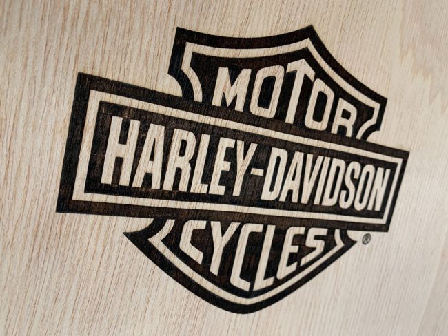 Obrázek laserové gravírování loga do dřeva