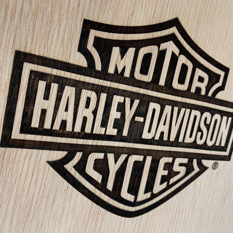 Laserové gravírování dřevěné tabule 1 Obrázek laserové gravírování loga do dřeva