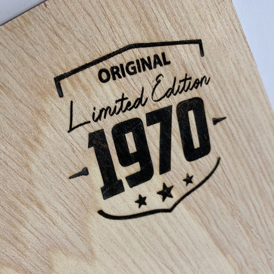 Obrázek laserové gravírování loga do dřeva