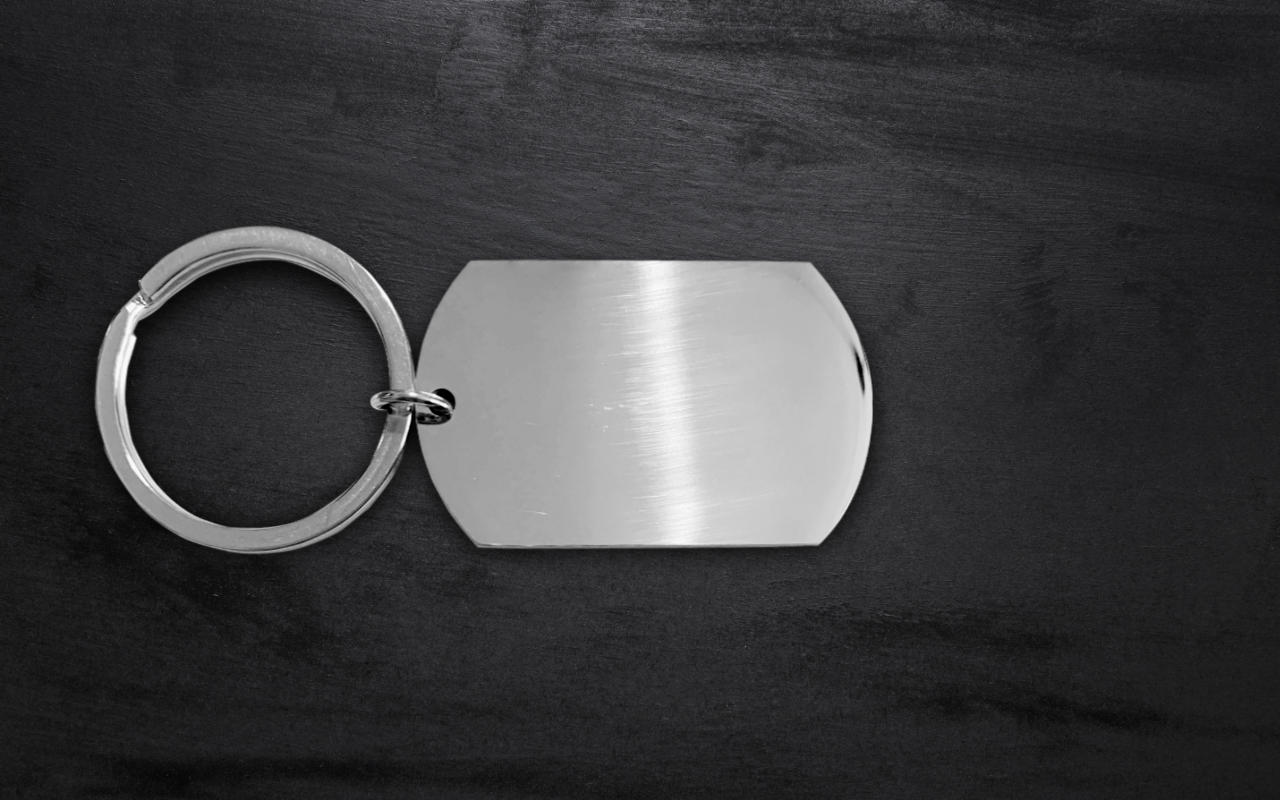 přívesek známka zadní pohled