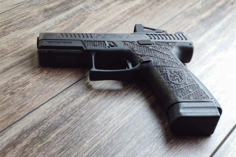 ukázka gravírování laserem zbraně CZ P-10 C