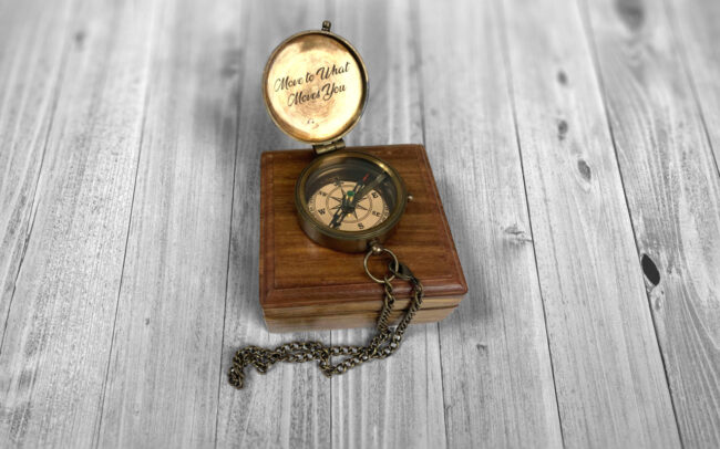 Laserové gravírování na víčku kompasu