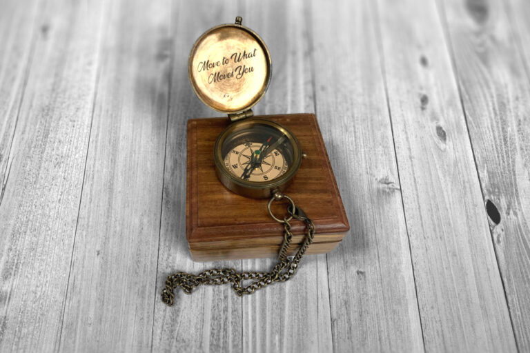 Laserové gravírování na víčku kompasu