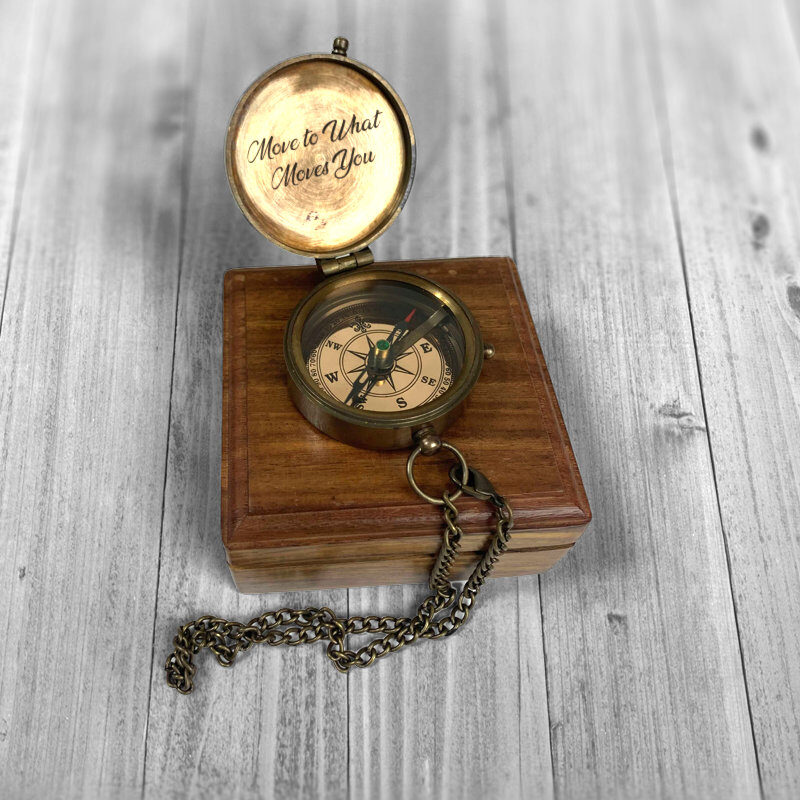 Laserové gravírování na víčku kompasu