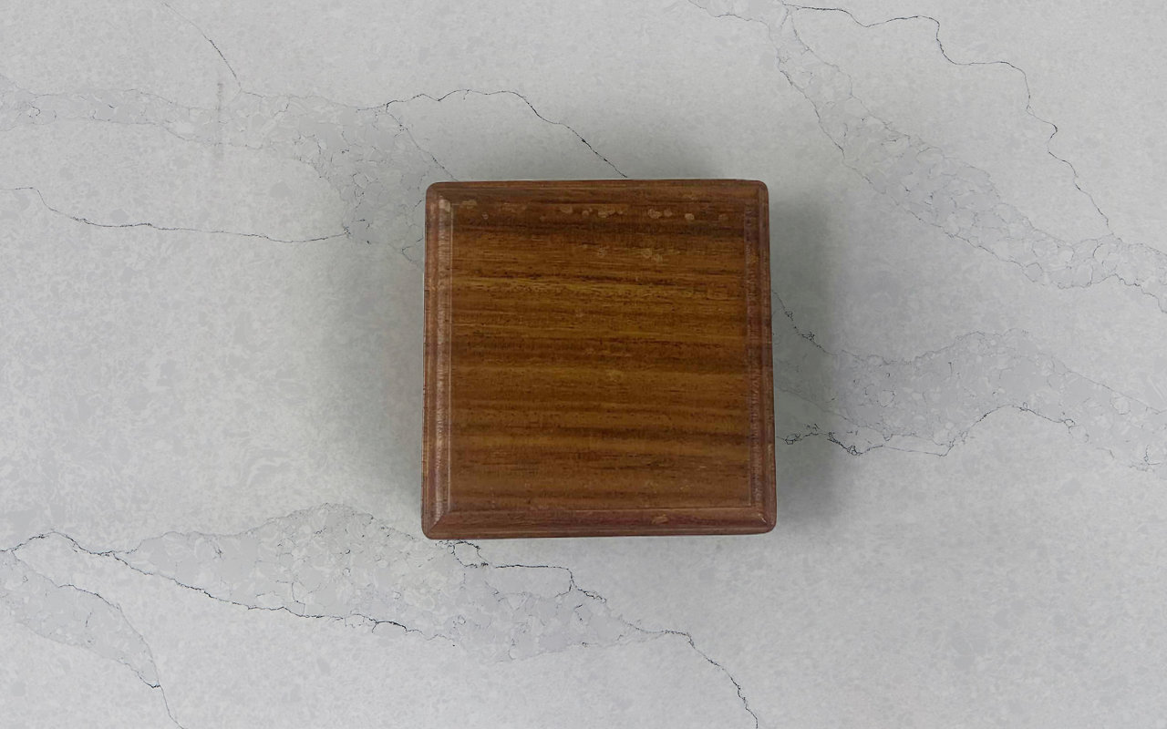 Pohled na krabičku kompasu z vrchu