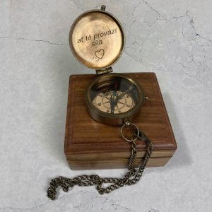 Pohled na kompas s gravírováním