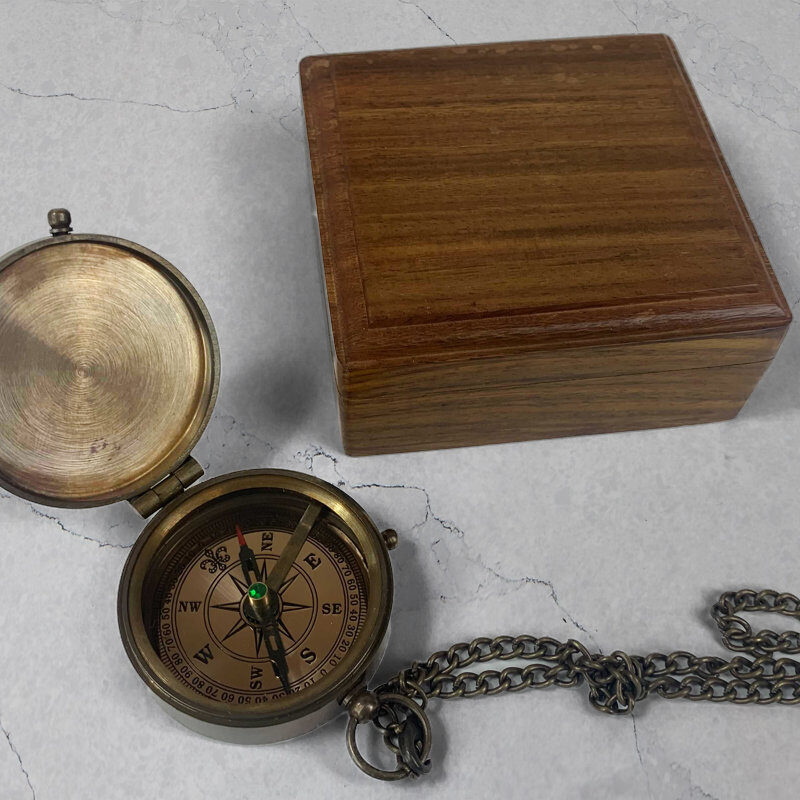 Pohled na gravírované kovové víčko