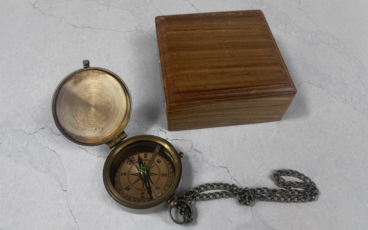 Pohled na gravírované kovové víčko