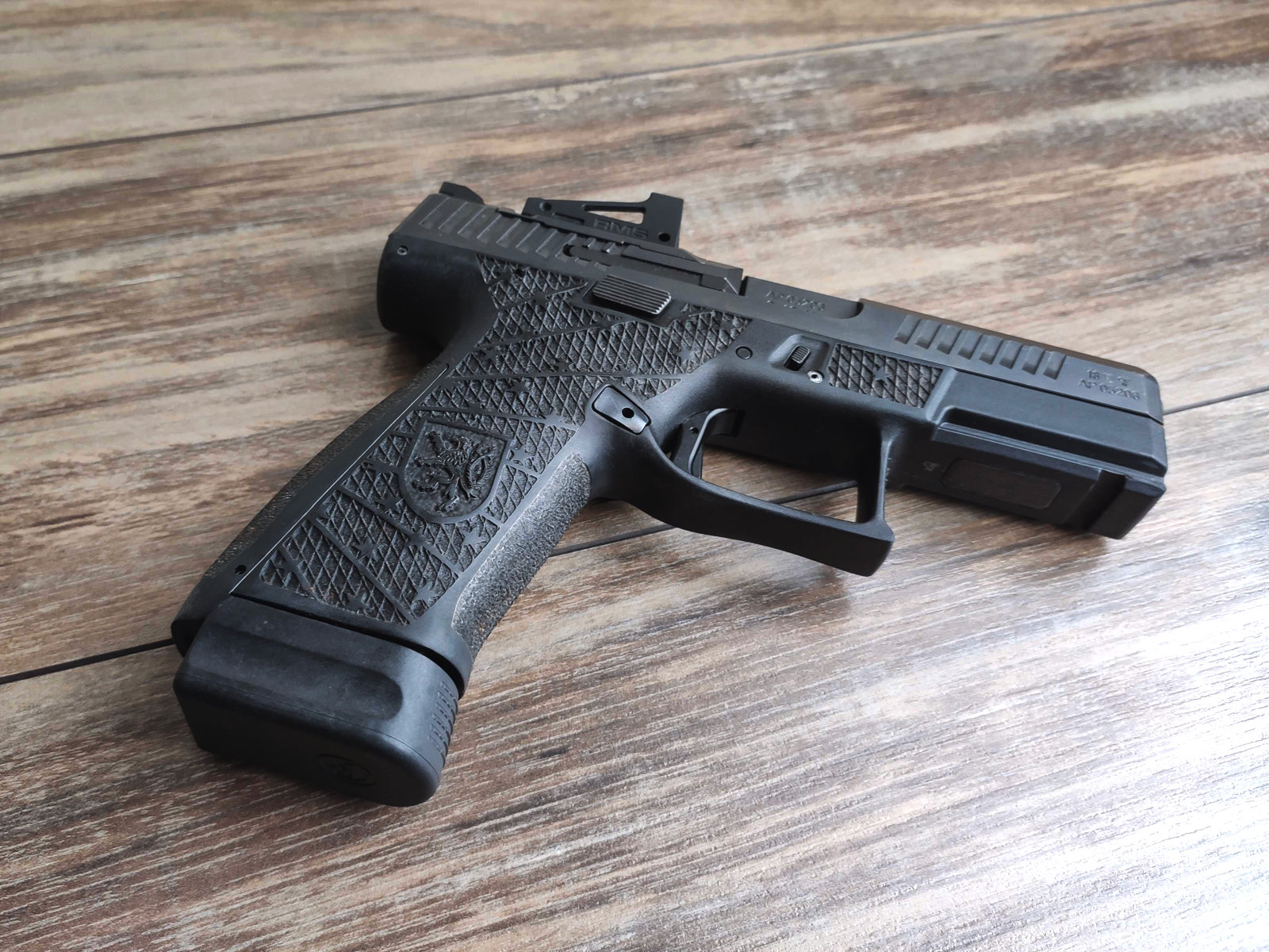 Ukázka gravírování zbraně CZ P-10 C