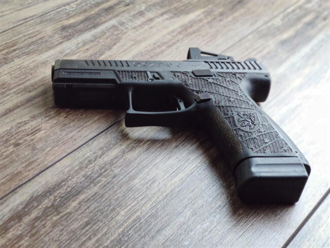 ukázka gravírování laserem zbraně CZ P-10 C