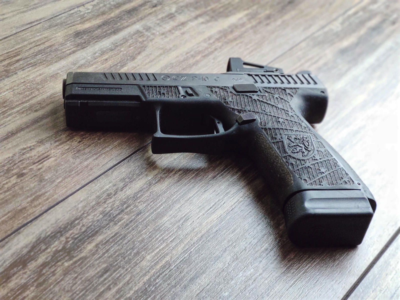 ukázka gravírování laserem zbraně CZ P-10 C