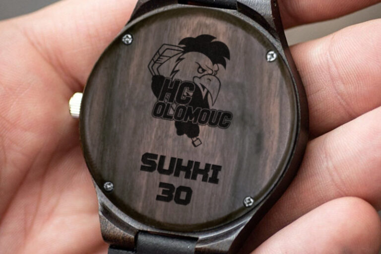 Ukázka gravírování dřevěných hodinek