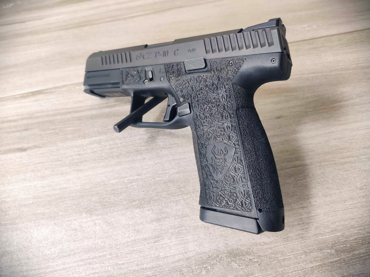 ukázka úpravy gravírováním zbraně CZ P-10 C