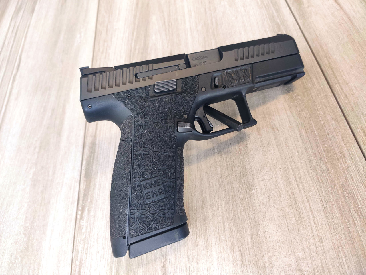 ukázka úpravy gravírováním CZ P-10 C