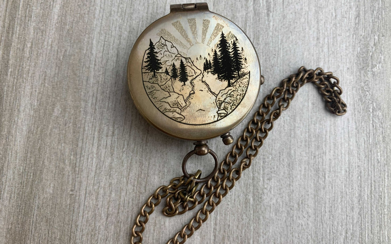 Kompas v dřevěné kazetě s vlastním gravírováním 20 Pohled na gravírované kovové víčko kompasu