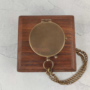 Pohled na gravírované kovové víčko kompasu