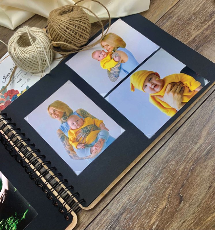 dřevěné album s rodinnými fotkami