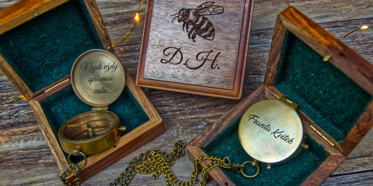 Pohled na kompasy s gravírováním v krabičkách