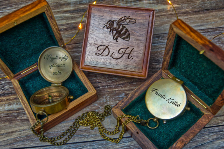 Pohled na kompasy s gravírováním v krabičkách