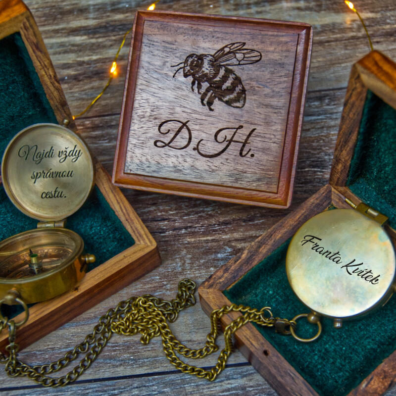 Pohled na kompasy s gravírováním v krabičkách