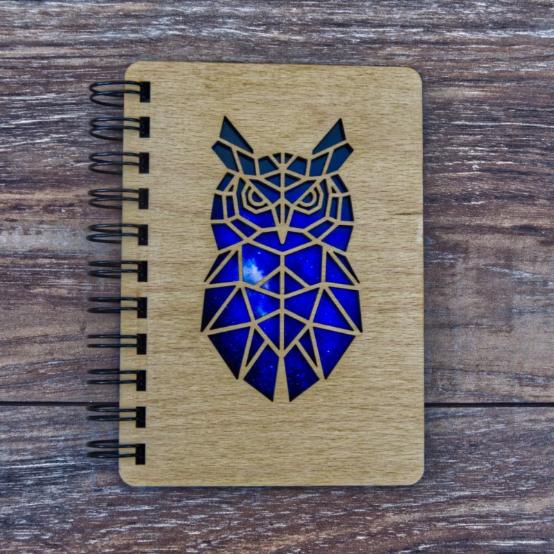 Dřevěný deník A6 - orel 5 dřevěný deník s motivem sovy v polygonu