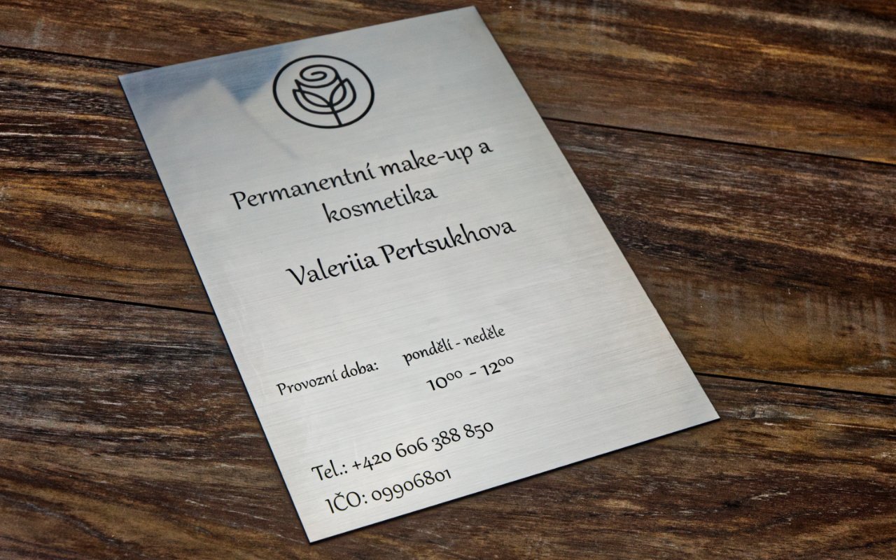 firemní gravírovaná stříbrná cedule