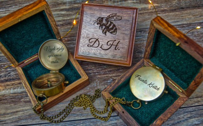 Pohled na kompasy s gravírováním v krabičkách