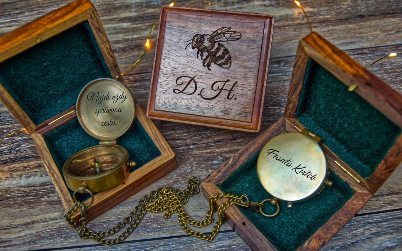 Pohled na kompasy s gravírováním v krabičkách