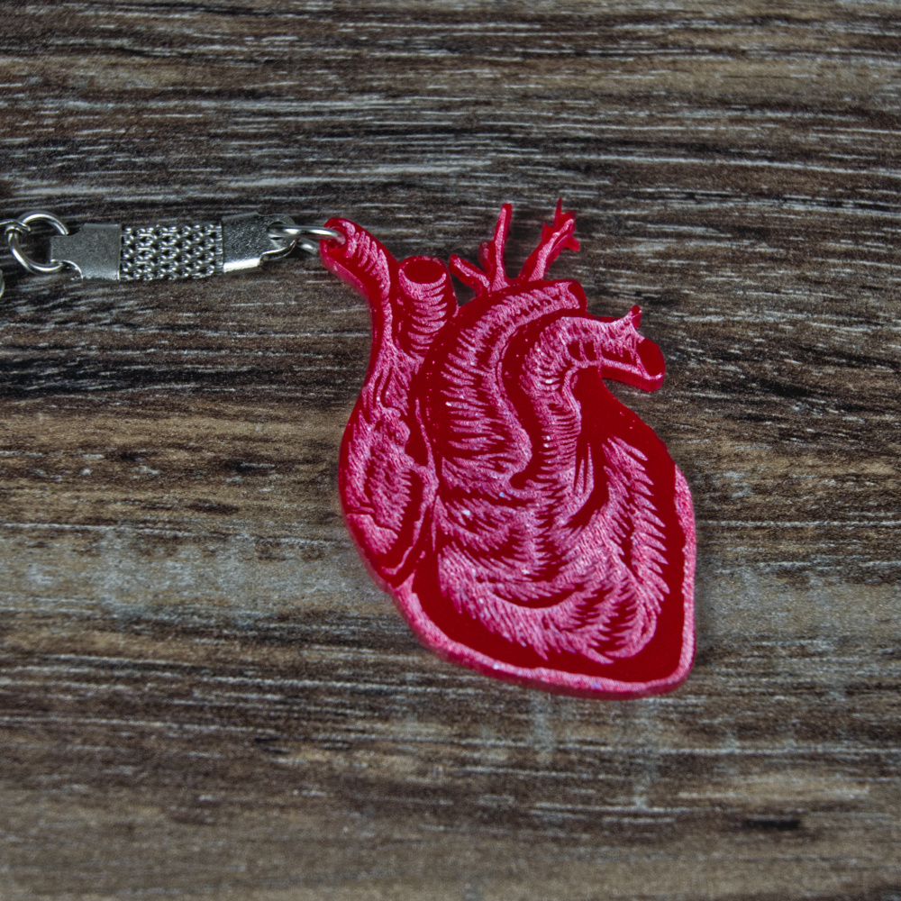 přívěsek realistického srdce z plastu