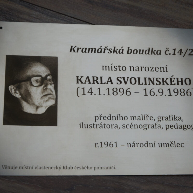 kovová pamětní deska s gravírováním