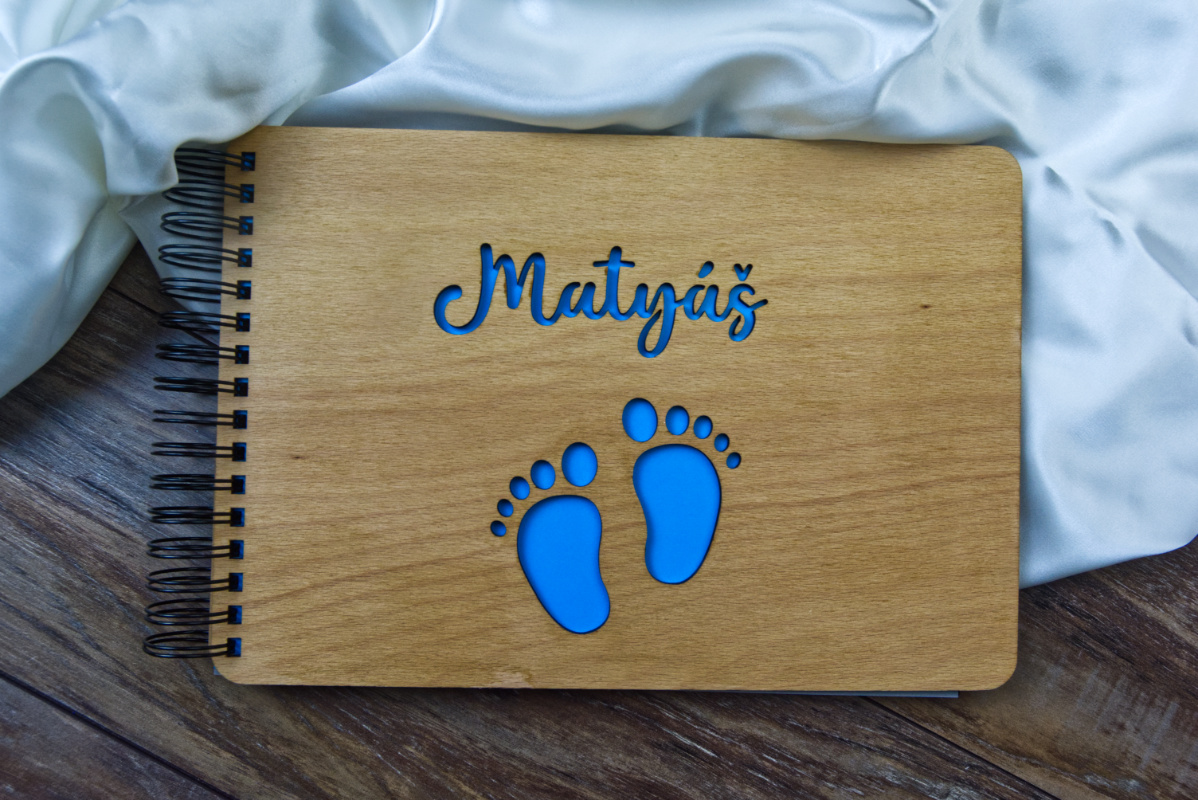 Dřevěné fotoalbum k narození dítěte 2 dřevěné album s gravírováním jména a obrázku
