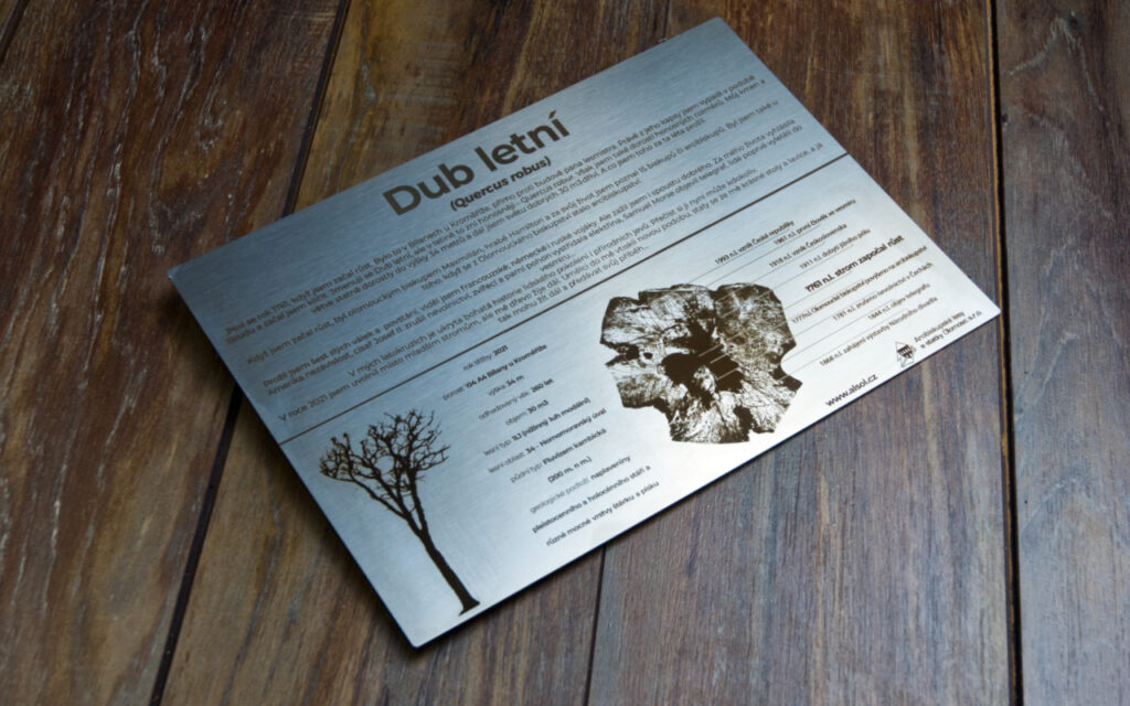 kovová cedule s gravírováním