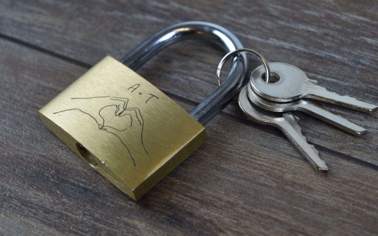 Visací zámek s gravírováním 3 Obrázek zamek AT