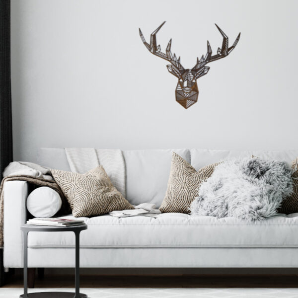 dřevěná dekorace na zdi ve tvaru jelena