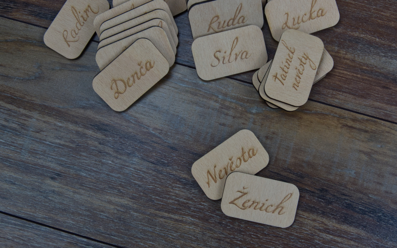 Svatební jmenovky s gravírovanými jmény 2 Obrázek jmenovky svatebni drevene