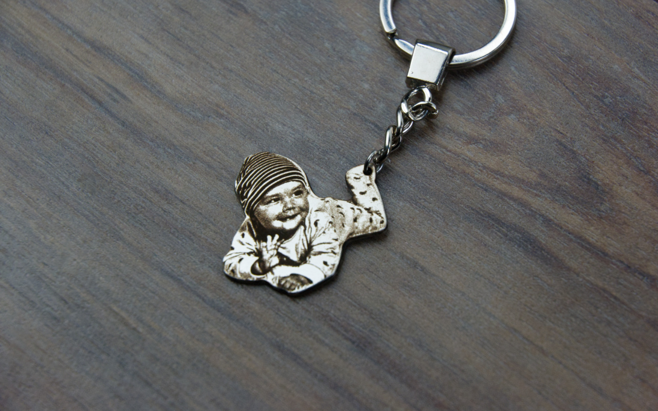 kovový přívěsek ve tvaru člena rodiny