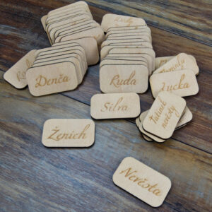 svatební dřevěné jmenovky