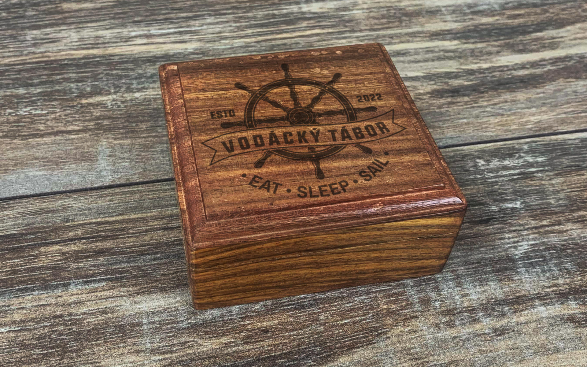 Kompas s gravírováním