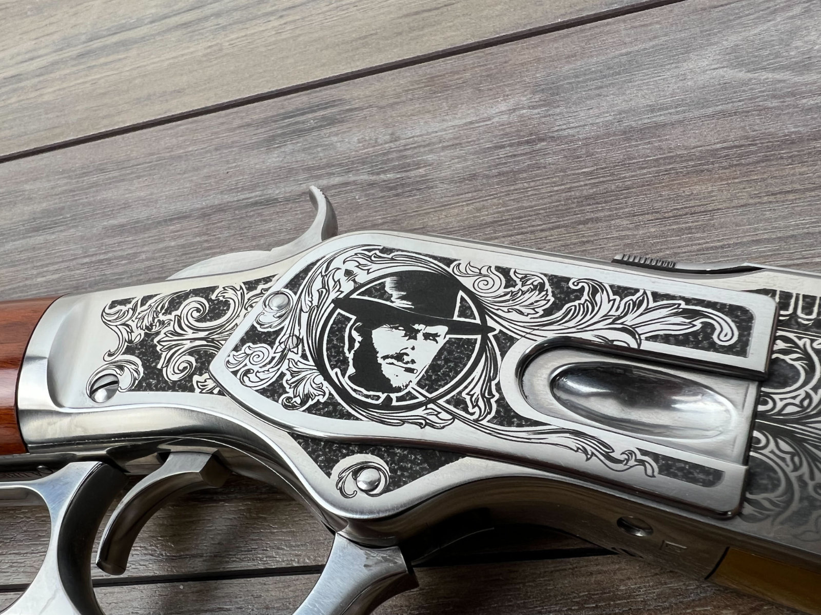 Pohled na laserové gravírování zbraně Winchester 1873