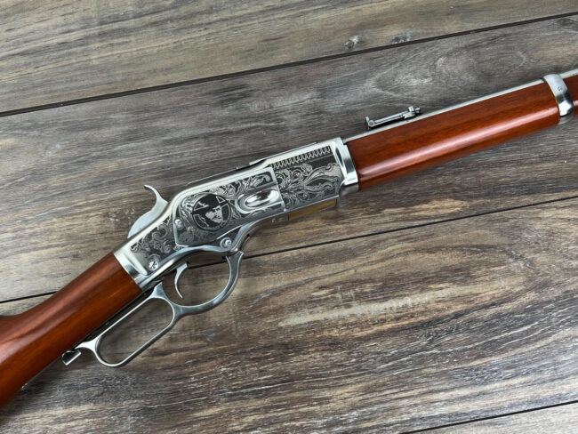 Celkový pohled na laserově gravírovanouí zbraň Winchester 1873