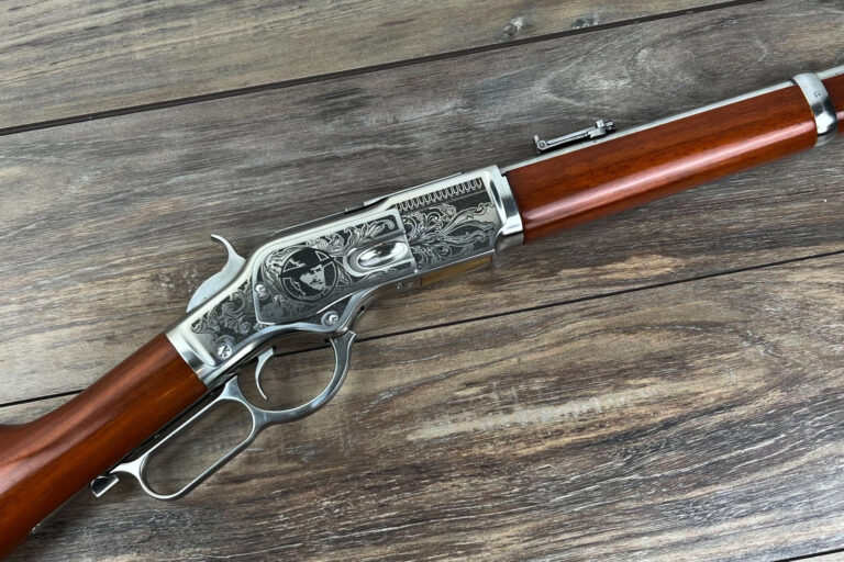 Celkový pohled na laserově gravírovanouí zbraň Winchester 1873
