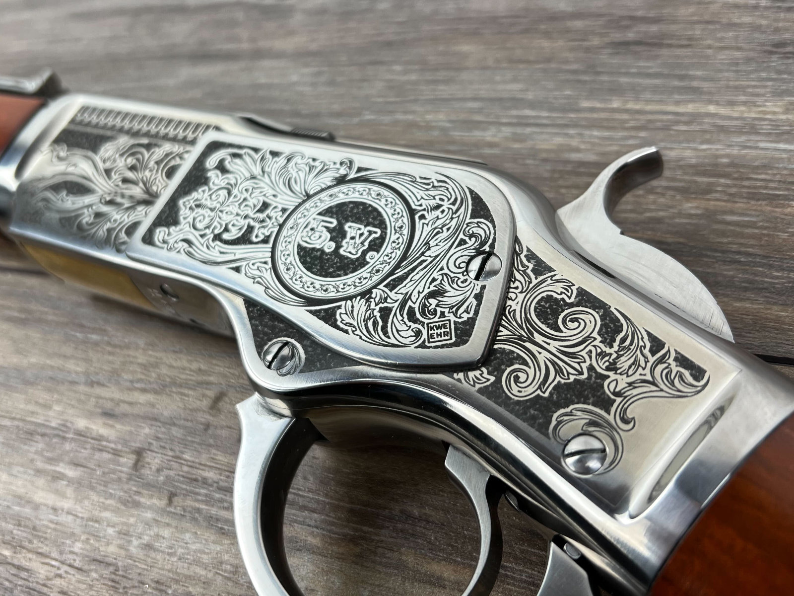 Detailní pohled na laserové gravírování zbraně Winchester 1873