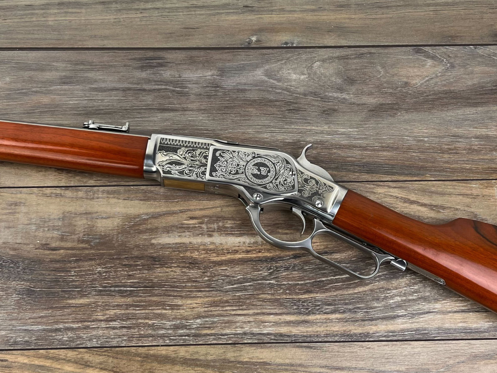 Celkový pohled na laserově gravírovanouí zbraň Winchester 1873