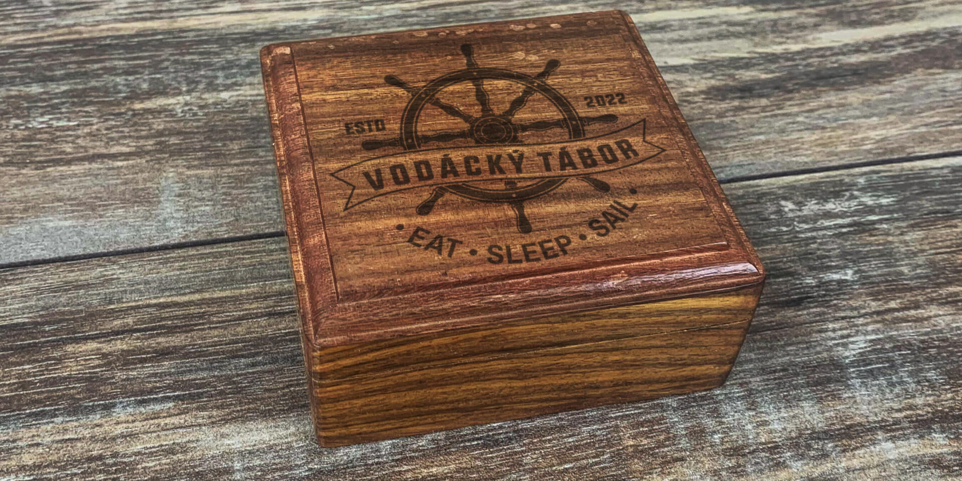 Kompas s gravírováním