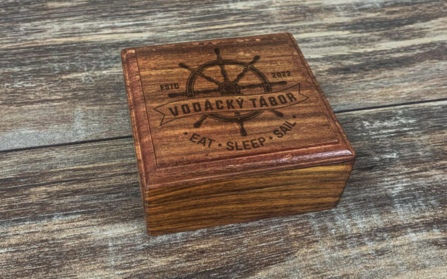 Kompas s gravírováním